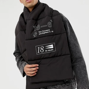 Oanvänd Puffer Halsduk  - Jättefin Puffer halsduk, aldrig använd. Frakt vid direkt swish 39kr, välj ej Köp Nu. Skicka medd. Samfraktar för minsta möjliga frakt kostnad för dig. Kontakta mig isåfall, ej Köp Nu