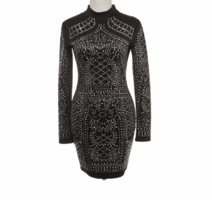 En jätte fin klänning  - Kort klänning har använt den två gånger säljer den på grund av att den e för kort för mig köpte den för 400 