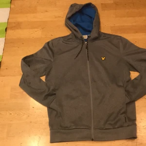 En hodies med dragkedja  - Em hodies med dragkedja  väl bevarade 