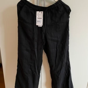 Linnebyxor - Säljer mina underbara trendiga linnebyxor från zara då de var aldeles för stora för mig (är 159 cm & det är inte jag på bilderna). Säljer för 250 kr då de endast är testade men priset går att diskuteras vid snabbt köp💕 Köparen står för frakten🫶