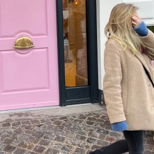 Vinterjacka  - Jätte fin jacka jag köpte på & Other stories i januari men som tyvärr inte kommer till användning… Jackan är i storlek 32 och fint men något använt skick. Jackan kostade 2500kr men jag säljer för 1500
