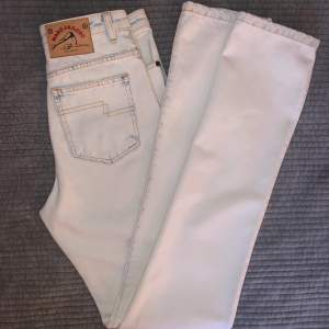 Helt nya Mark Jacobs jeans i storlek 27/36. Ljusblå blekt 100% mjuk bomullsdenim. Hög midja (ca 76-77 cm omkrets) raka extra långa byxben (ca 90 cm innerbenslängd).
