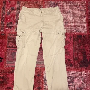 Vintage cargo byxor - Vintage beiga cargo byxor med double knee. Dom har den mest eleganta passformen och de lite sorgligt att se dom gå men hoppa dom gör nästa ägare lika glad som dom gjorde mig, dom har fett bra material och kommer hålla ett bra tag (skriv för mer info)