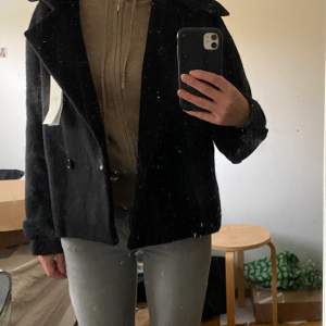 BYTER INTE utan Säljer min helt nya Arket kappa i modellen fuzzy wool blend jacket i storlek 34, den har prislapparna kvar💕💕HÖGSTA BUD:2250kr💕 KÖP DIREKT:2300 