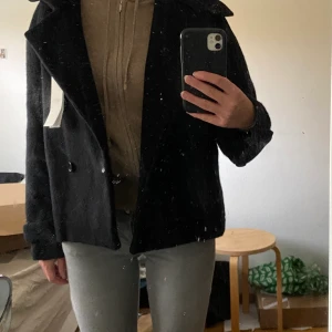 Arket fuzzy wool blend jacka - BYTER INTE utan Säljer min helt nya Arket kappa i modellen fuzzy wool blend jacket i storlek 34, den har prislapparna kvar💕💕HÖGSTA BUD:2250kr💕 KÖP DIREKT:2300 