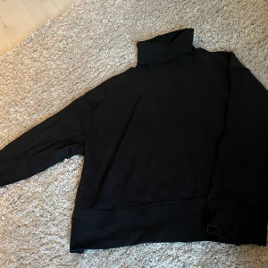 Sweatshirt med polokrage  - Sweatshirt med polokrage från lager 157. Svart i strl S. Inte mycket använd. 