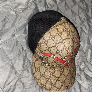 gucci keps - använd i cirka 2 år 
