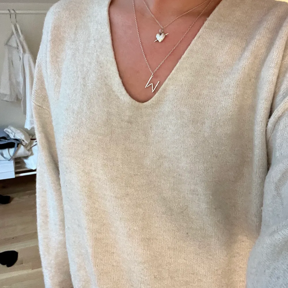 Super fin stickad tröja i beige, BUD 150, KÖP DIREKR 190 (+frakt). Neuleet.
