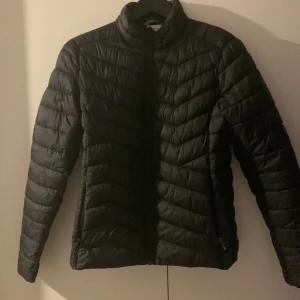 Höst/Vår jacka - Dunjacka i svart färg, storlek S💕  Perfekt för hösten/våren (särskilt regnsäsongen), jackan är i perfekt skick!!