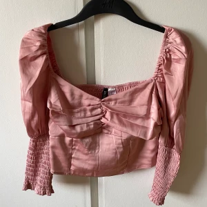 Topp - Storlek 40 men passar även 38