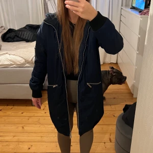 Vila jacka - Mysig VILA höstjacka, lite lång i armarna men det är så modellen är! 