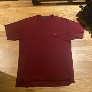 Acne Studios T-shirt  - T-shirt från Acne. Storlek S Mycket bra skick Köpare betalar frakt