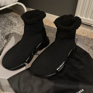 Balenciaga skor  - Säljer dessa Balenciaga skor då de inte passar mig längre, köpta på NK ”Stockholm” i somras som de andra på min profil:) Det tillkommer boxen och sedan en dust bag -vinter kollektionen, fodrade  -Använda 3 gånger -nypris är 9000