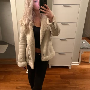 VINTERJACKA - riktigt snygg och mega trendig jacka. Köpte för ungefär 2-3 årsen så är osäker om den fortfarande säljs. Använd vilket är varför den går för så billigt. Urgullig vit/beige färg som matchar allt!!!❤️❤️❤️❤️❤️