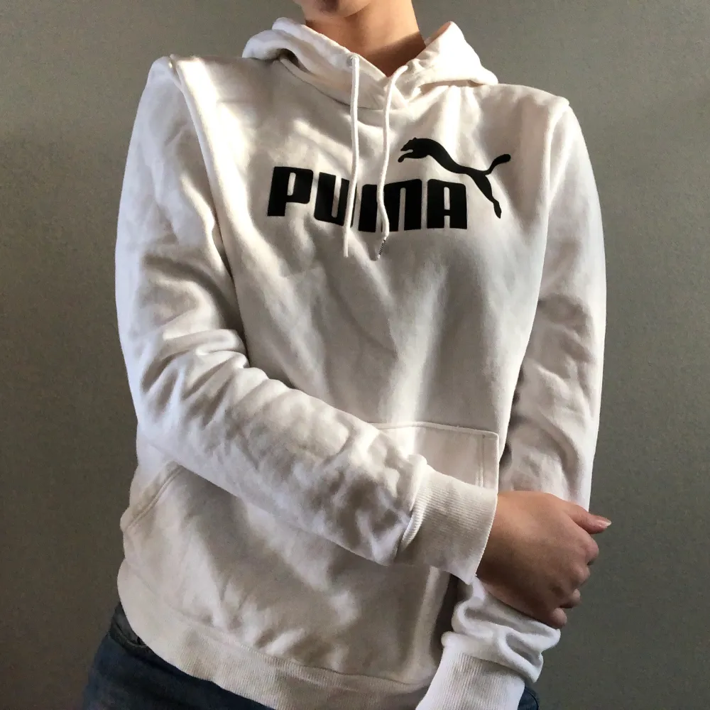 Oanvänd Puma hoodie, vit med svart tryck. Hoodies.