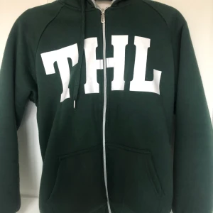 Grön zip up hoodie  - Jätte mysig och fin zip up hoodie som passar parfekt nu till vintern! Har jätte skönt material på insidan av hela hoodien! 