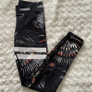 Stronger träningstights strl M - Säljer dessa tights från stronger i nyskick. Har endast använt de två gånger eftersom de tyvärr är för stora för mig. Nypris: 799 kr. Jag säljer även matchande träning-bh i storlek S, även den i nyskick. Kan gå ner i pris vid köp av båda.