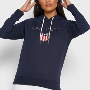 Gant hoodie💙 - Rensar garderoben🤍 Kommer mer till helgen, egna bilder går att lösa till helgen. Fin marinblå ganthoodie i dammodell i nyskick🥰Har även en likadan i vit om det är av intresse. köparen står för frakt. Rabatt vid köp av fler plagg