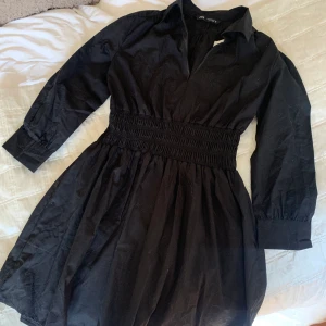 Svart klänning  - Svart kort klänning från Zara. Aldrig använd med prislapp kvar. Superfin med väst över eller liknande! Det 
