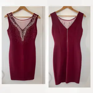 Vinröd klänning , använt 1 gång , storlek 34-36 , den är i nyskick . 