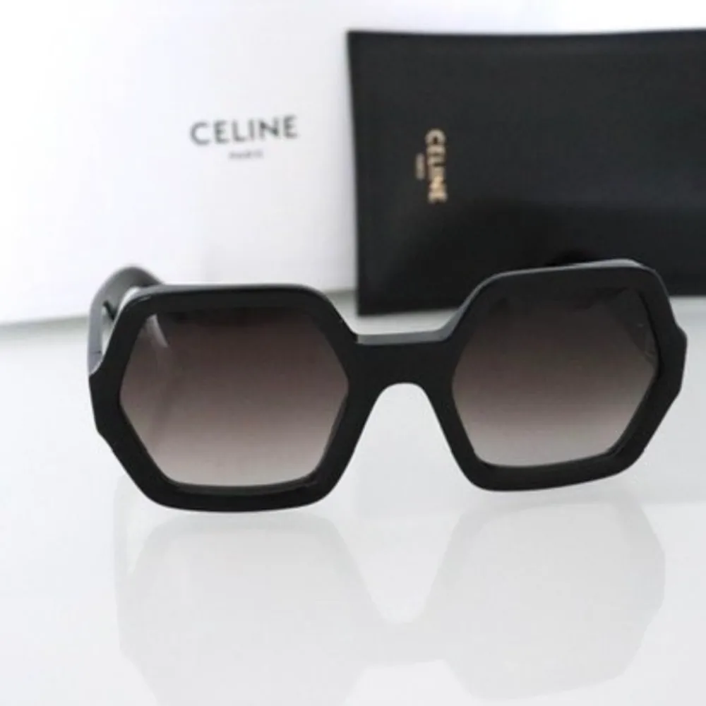 HELT NYA OANVÄNDA CÉLINE SOLGLASÖGON CL40131I/01F. Fodral (CÉLINE), putsduk (oöppnad), originalkartong (CÉLINE) Nypris: 3750 kr. Size 56/23/135. Accessoarer.