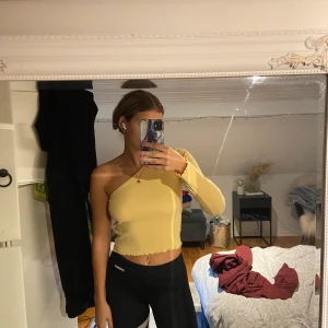 Gul Gina topp - Fin topp från Gina Tricot i bra skick, storlek M 🥰 