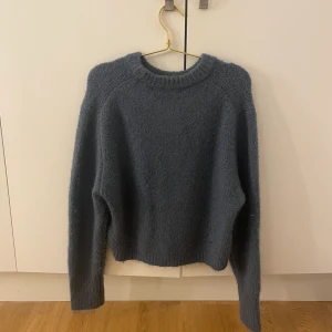 Stickad tröj  - Säljer min stickade tröja från zara då den knappt används! Tröjan är i storlek L men är liten i storlek så skulle säga att den sitter som S🤗 Nypris: 399kr!  Säljer för: 150kr