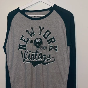 Vintage tröja storlek S - Vintage tröja storlek S, kolla närmre på bilden för att se skavanker. 