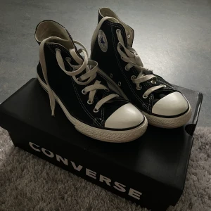 converse storlek 36 - converse skor i bra skick. storlek 36. lite smutsiga men det är bara att tvätta! framför allt skosnörena. inte helt säker men tror frakt blir 69kr 💕