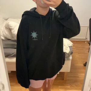 Svart hoodie med tryck - Svart hoodie med tryck, köpt på zalando för ungefär ett år sedan. Supermysig och cool tröja! Köparen står för frakten💞