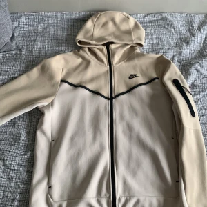 Nike tech fleece strl L - Använd nåra fåtal gånger. Är som ny. Säljer för att jag behöver pengar.