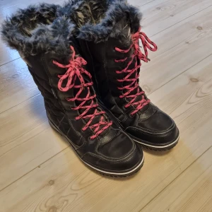 Fodrade vinterkängor stl. 38 - Svarta, fodrade vinterkängor från DinSko i storlek 38. De har några år på nacken så därför finns lite märken på sulorna som ej går bort, annars i fint skick och perfekta nu när det börjar bli kallare ute!