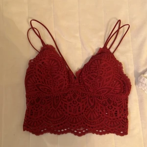 Röd topp - Säljer denna superfina vinröda toppen från hollister då den inte kommer till användning 🥰🥰 står ingen storlek men skulle säga xs-s 