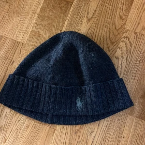 Ralph lauren mössa  - Köpt för 800 säljer dom för att det inte är min stil längre pris är 120