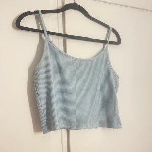 Blå topp - Fint basic blått ribbat linne💕 Storlek M!