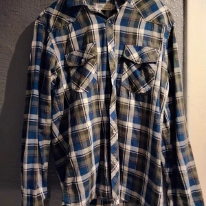 Kjorta  - Skjorta som är en herr skjorta men skulle säga unisex med. Fint skick!