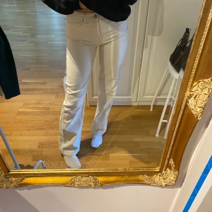 Beige jeans Strl 29 - Säljer mina beige jeans som sitter jättefint i rumpan och midjan. De är långa i benen 😊