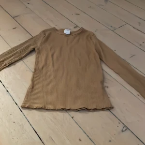Zara tröja - Jag säljer en ribbad beige Zara tröja. Den är aldrig använd och därför i helt ny skick. Om du vill ha frakt blir det 29kr extra.