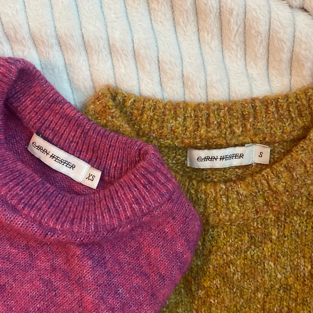 Två stickade tröjor från Carin Wester. En tröja för 140kr och båda för 230. Båda är nästan nyskick. Trycker man på ”köp nu” så är det båda tröjorna. Stickat.