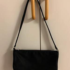 Liten handväska i nylon material svart säljes inkl frakt