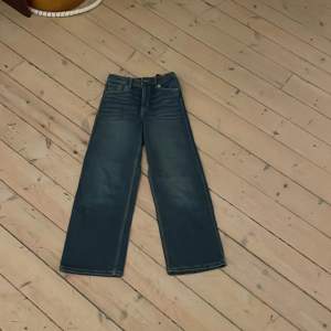 Här har du ett par blåa HM jeans.Typ aldrig använt de så bra skick på de. Vill du ha frakt så får du betala 29kr extra. 