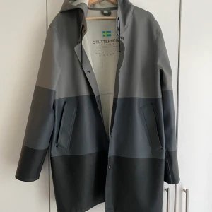 Stutterheim strl L - Stutterheim regnjacka strl L.  Jackan är använd , men i mycket bra skicka. Inga hål eller dylikt.  Jackan finns i Råsunda 🤝 eller sen så kan den skickas 📦.