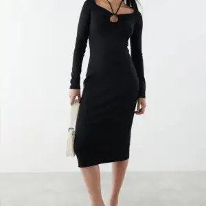 En svart långklänning från Gina Tricot i Tall modell, storlek M. Aldrig använd, endast provad, lapparna finns kvar.