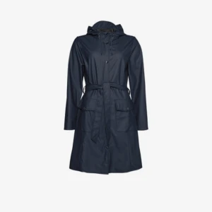 Regnjacka - Denna regnjacka från Rains kommer i en snygg blå/grå färg med en matt look. Regnjackan har knytband runt midjan, så jackan kan snöra in sig och ge en feminin passform. Regnjackan har dragkedja och snäpper ner hela vägen, två rymliga fickor fram, 