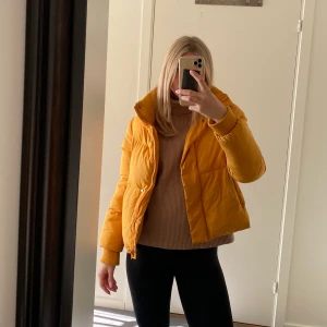 Puffjacka från Superdry - Jättevarm och cool jacka! Älskar men kommer tyvärr inte till användning! Håller värmen även de kallaste dagar :)