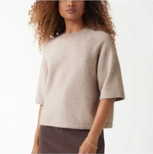 Other stories tröja - Så fin topp köpt i vintras från other stories för 599kr , knabbt använd köp direkt för 400kr storlek 36 men sitter som 38