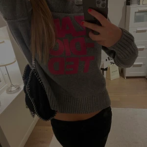 Zadig&Voltaire Tröja  - Super fin knappt andvänd Zadig tröja, skön och fin matchning av den rosa och grå som passar så bra. Liten mini deffekt på D:et första raden. Absolut inget man tänker på och inget som syns om man inte kollar noga. Köpte ny på NK i Göteborg för 1400kr!