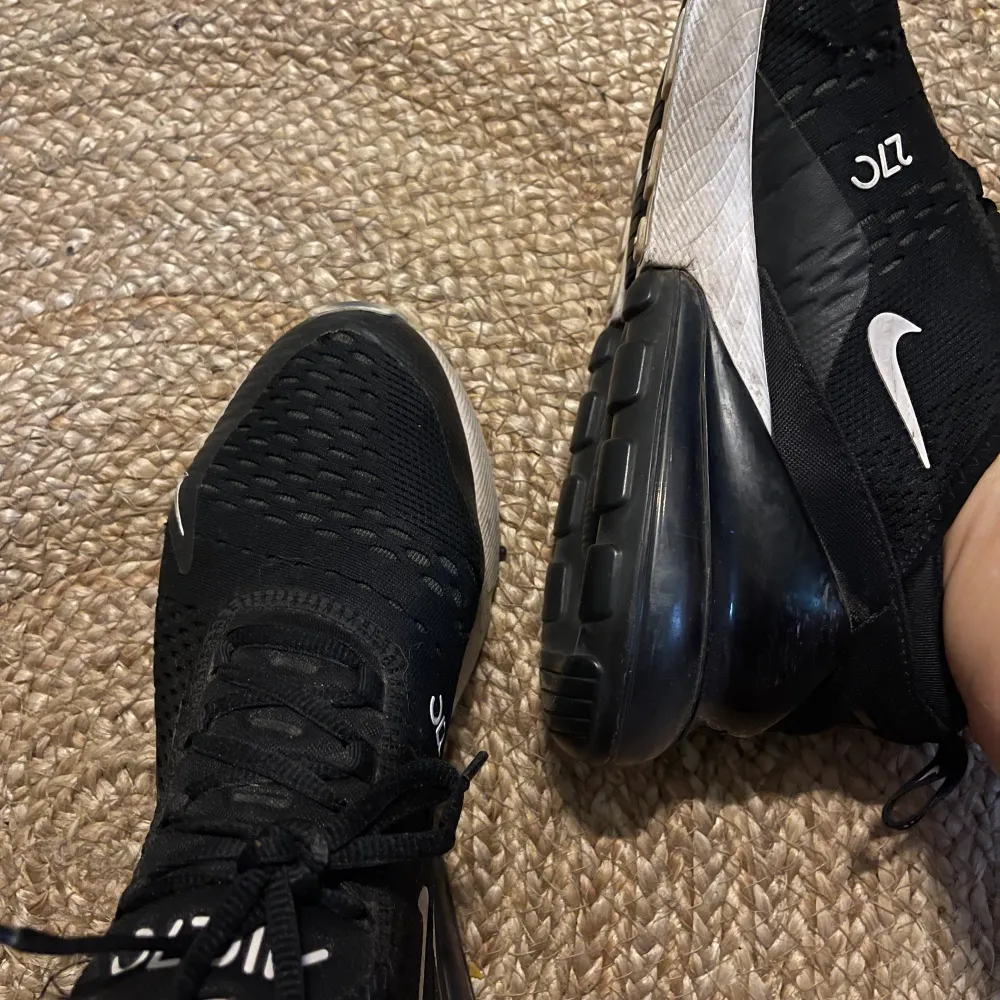 Säljer dessa Nike 270 i storlek 42. I använt skick. Ett litet hål på högra skon därav priset (går säkert att laga). Annars i fint skick. Har mycket kvar å ge. 😃  Kan fraktas🥳. Skor.