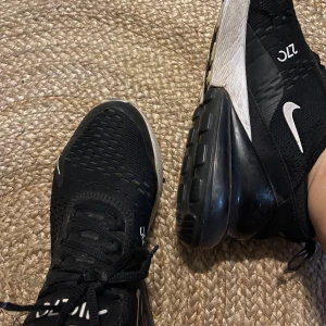 Nike air Max 270 - Säljer dessa Nike 270 i storlek 42. I använt skick. Ett litet hål på högra skon därav priset (går säkert att laga). Annars i fint skick. Har mycket kvar å ge. 😃  Kan fraktas🥳