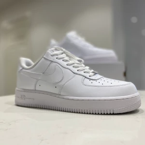Air Force 1 - Jag säljer ett par helt nya Air Force 1 i storleken 44,5. Boxen ingår i köpet. 